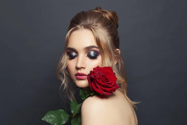 Mujer Atractiva Con Peinado Rubio Maquillaje Sosteniendo Rosa Roja Sobre — Foto de Stock