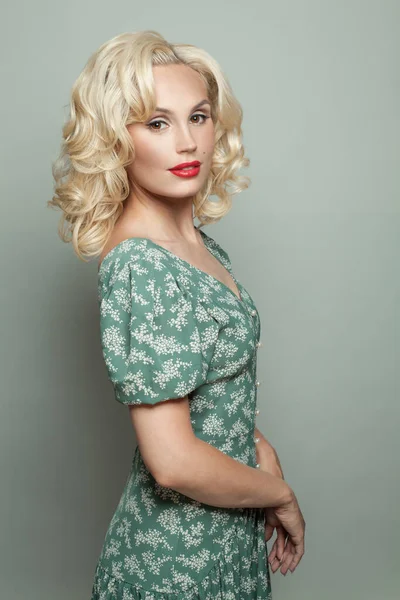 Featured image of post Makeup Light Green Dress