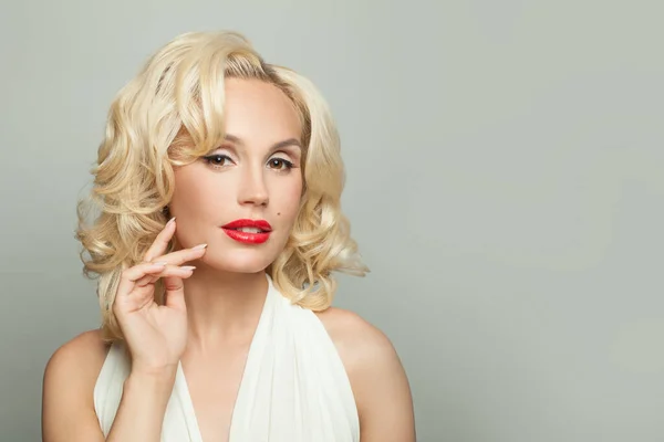 Vrouw Beroemdheid Met Make Blond Krullend Haar Witte Achtergrond — Stockfoto