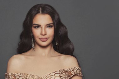 Siyah arka planda uzun kıvırcık saçlı güzel esmer model kadın.