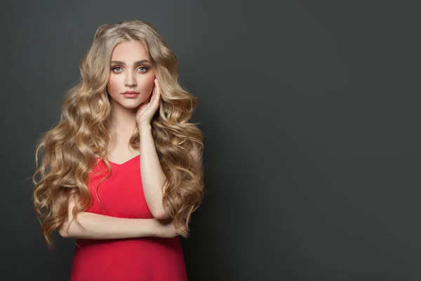 Vacker Kvinna Kändis Med Makeup Och Blond Lockigt Frisyr Röd — Stockfoto