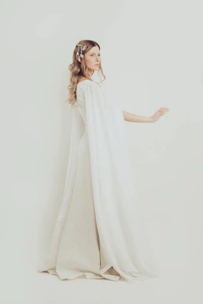 Beyaz Elbiseli Hoş Bir Elf Kadını Gizemli Elf Büyücü Prenses — Stok fotoğraf