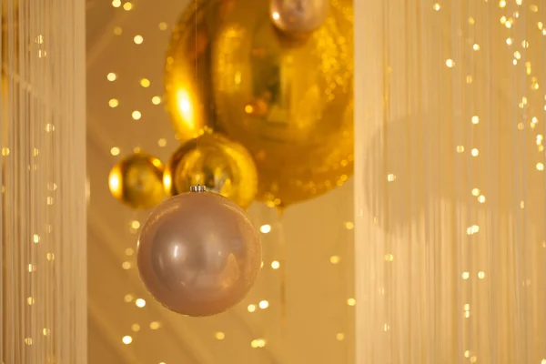 Gyllene Bakgrund Med Grannlåt Och Bokeh Ljus Glödande Glitter — Stockfoto