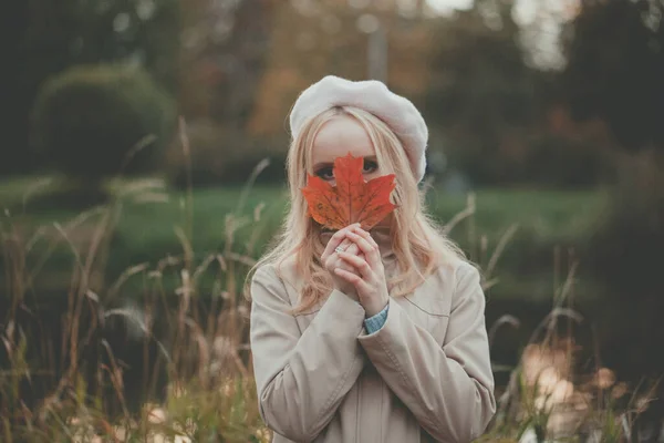 Ritratto Donna Autunnale Con Foglia Acero Autunnale All Aperto — Foto Stock