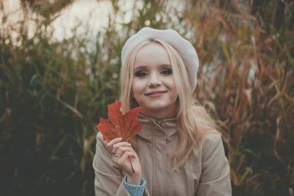 Preciosa Mujer Otoño Con Hoja Arce Otoño Aire Libre —  Fotos de Stock