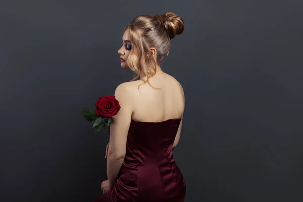 Krásná Žena Profil Zadní Hlavu Blond Účes Červené Růže Květiny — Stock fotografie