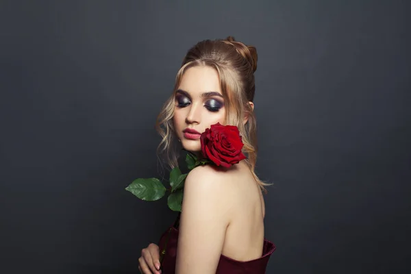 Bonita Modelo Mujer Con Cabello Rubio Maquillaje Sosteniendo Flor Rosa — Foto de Stock