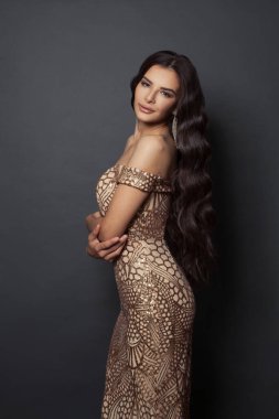 Siyah arka planda uzun, mükemmel saçları olan çekici esmer model kadın.