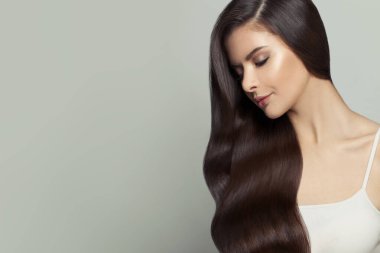 Beyaz arka planda güzel esmer kadın