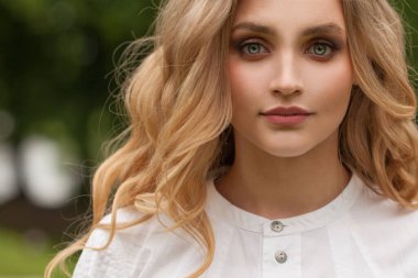 Dışarıda güzel bir kadının portresi.