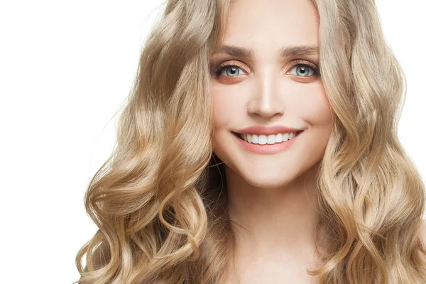 Mooie Vrouw Die Glimlacht Gezicht Van Dichtbij Blond Model Gezicht — Stockfoto