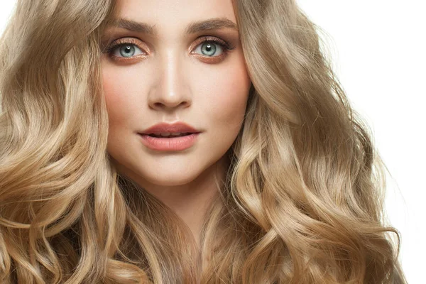 Mooi Vrouwengezicht Blond Model Met Lang Gezond Krullend Kapsel — Stockfoto