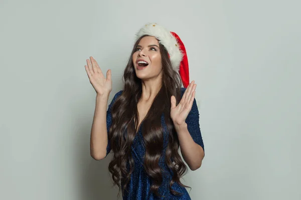 Χαρούμενη Ενθουσιασμένη Νεαρή Γυναίκα Καπέλο Του Βασίλη Χαμογελάει Χριστουγεννιάτικες Διακοπές — Φωτογραφία Αρχείου