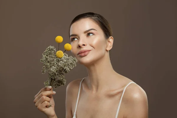 Mulher Bonita Com Flores Olhando Para Cima Fundo Marrom — Fotografia de Stock