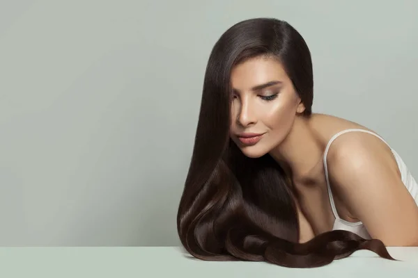 Прекрасна Брюнетка Ідеальною Зачіскою Білому Тлі Концепція Догляду Волоссям — стокове фото