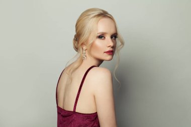 Beyaz arka planda güzel sarışın bir kadın.