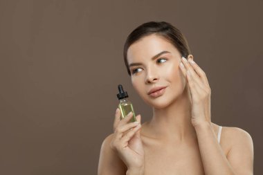Genç, güzel bir kadın kozmetik yağlı spa modeli. Yüz bakımı, vücut bakımı ve alternatif tıp konsepti