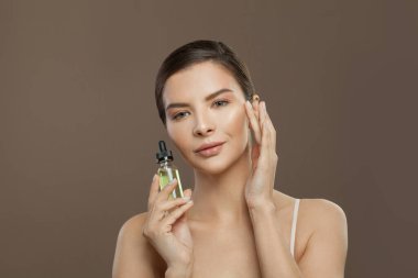 Kozmetik yağı tutan mükemmel bir spa kadın modeli. Yüz bakımı, vücut bakımı ve alternatif tıp konsepti