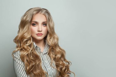 Beyaz arka planda genç sarışın kadın öğrenci