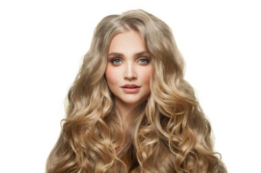 Beyaz arka planda uzun, sağlıklı kıvırcık saçlı mükemmel sarışın kadın.