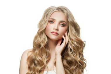 Uzun, sağlıklı kıvırcık saçlı ve beyaz arka planda izole ciltli genç ve güzel bir kadın modeli.