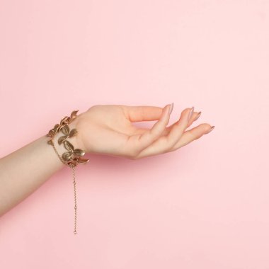 Pembe arka planda açık kadın eli