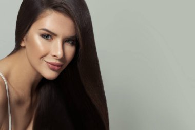 Çekici model esmer kadın portresi