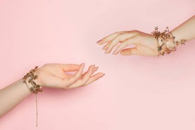 Pembe arka planda kadın eli uzatmak ve almak.