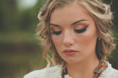 Güzel kadın dış mekânda yakın plan portresi.