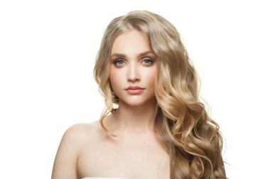 Çekici bir kadın, sağlıklı kıvırcık sarı saçları ve beyaz arka planda izole edilmiş açık tenli.