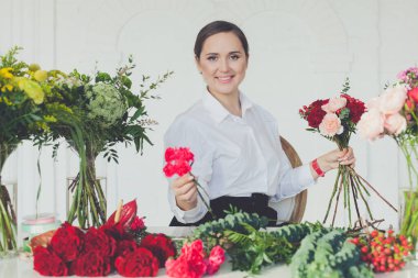 İşteki çekici kadın çiçekçi.