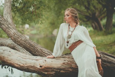 Mükemmel genç kadın model dışarıda dinleniyor.