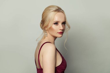 Beyaz arkaplandaki kusursuz sarışın kadın.