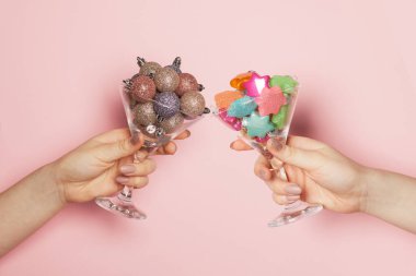 Noel arkaplanı çok az. Renkli yeni yıl ve pastel pembe arka planda Xmas dekorasyonu