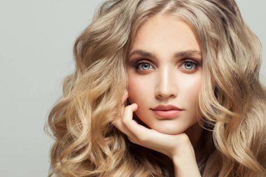 Güzel genç yüz beyaza yakın