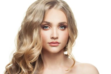 Beyaz arka planda izole edilmiş sağlıklı kıvırcık saçlı güzel sarışın kadın.