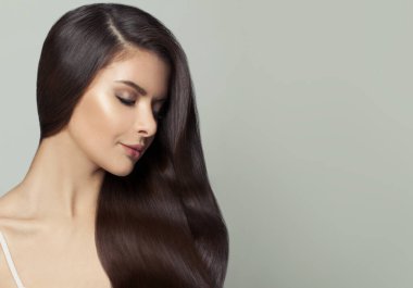 Beyaz arka planda mükemmel esmer kadın, güzel kadın yüzü