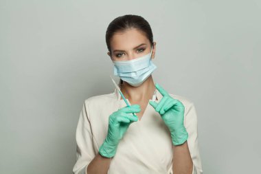 İyimser doktor kadının elinde ampul enjeksiyonu ve beyaz şırınga var. Tıp, kozmetoloji ve aşı kavramı