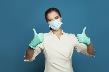 Mutlu doktorun mavi arka planda parmağı var. İlaç, güvenlik, aşı ve virüs covid-19 koruma konsepti