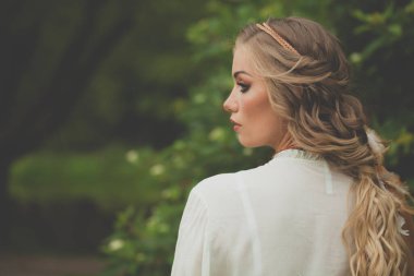 Güzel, genç, açık hava portresi.