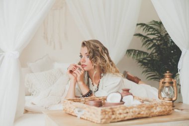 Tropik bir oteldeki otel odasında hoş bir kadın.