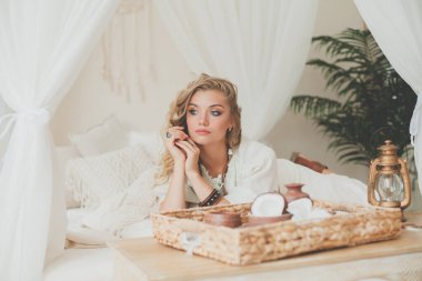 Güzel bir kadın tek başına tatil yapıyor.