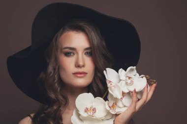 Beyaz çiçekli güzel bir kadının portresi.