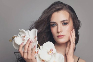 Uzun boylu, kıvırcık saçlı, mükemmel model bir kadın.