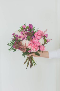 Beyaz arka planda pembe, mor ve yeşil çiçekler.