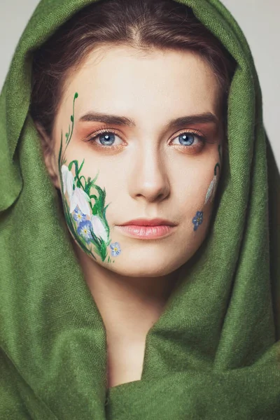 Mulher Primavera Com Flores Pintadas Seu Rosto Vestindo Xale Verde — Fotografia de Stock