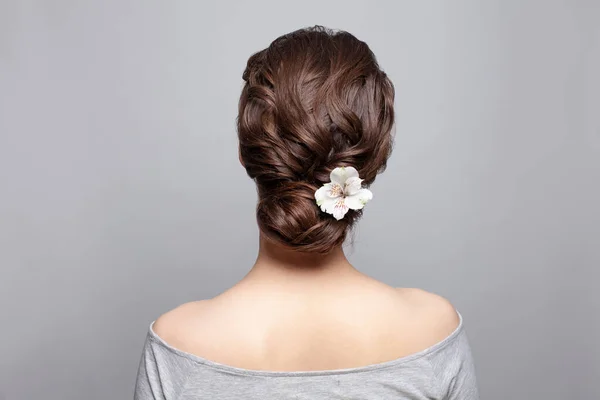 Beautiful Woman Back Head Perfect Hairdo White Flower White Background — Stock Photo, Image