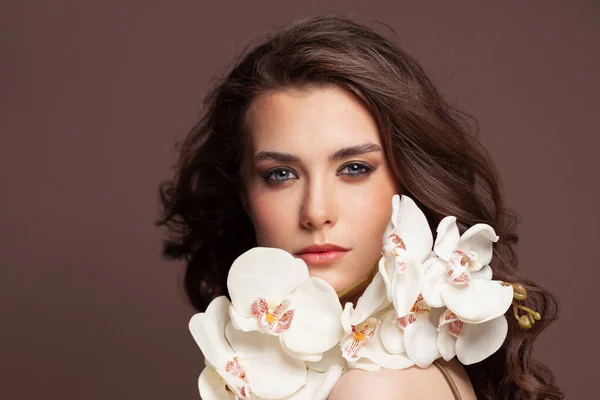 Visage Féminin Parfait Avec Une Peau Claire Saine Des Fleurs — Photo