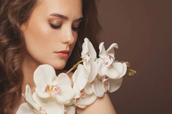Piękny Model Kobieta Zdrową Czystą Skórą Delikatnymi Kwiatami Storczyka Koncepcja — Zdjęcie stockowe