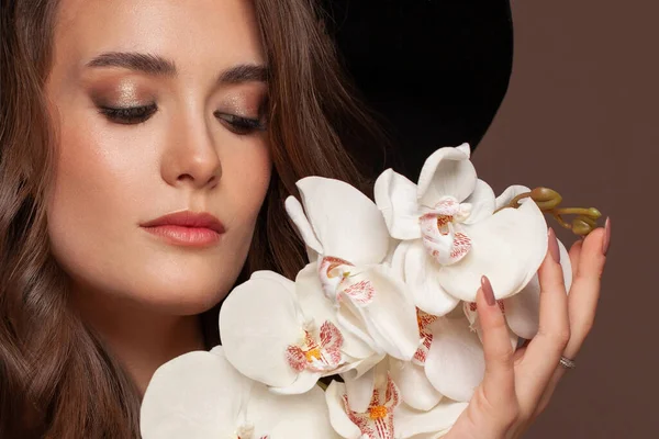 Retrato Close Mulher Perfeita Com Flores Orquídea — Fotografia de Stock